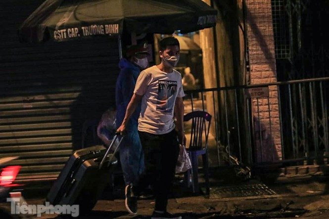 Sau khi phong tỏa, ngoài lực lượng chức năng, cán bộ y tế, mọi người đều &quot;nội bất xuất, ngoại bất nhập&quot;.