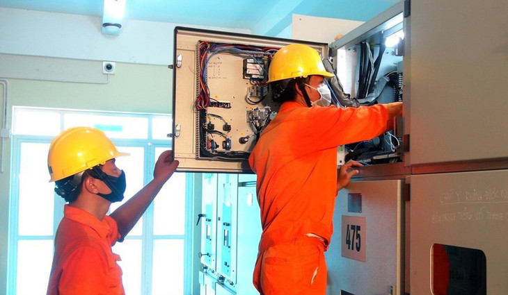 Công nhân kỹ thuật kiểm tra các thiết bị để đóng điện tại Trạm biến áp Sông Cầu, tỉnh Phú Yên