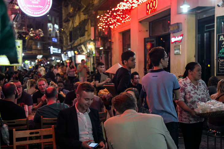 Các cửa hàng trên phố Tạ Hiện, quận Hoàn Kiếm vào cuối tháng 4/2020