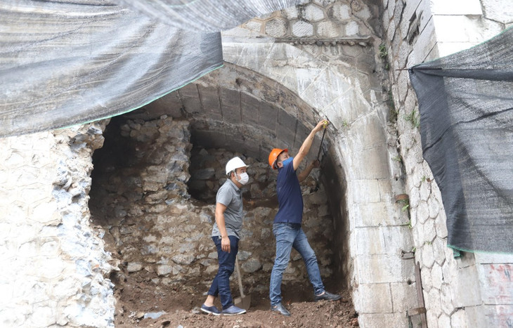 Đơn vị thi công tiến hành đục thông vòm cầu đường sắt phía Nam cầu Long Biên