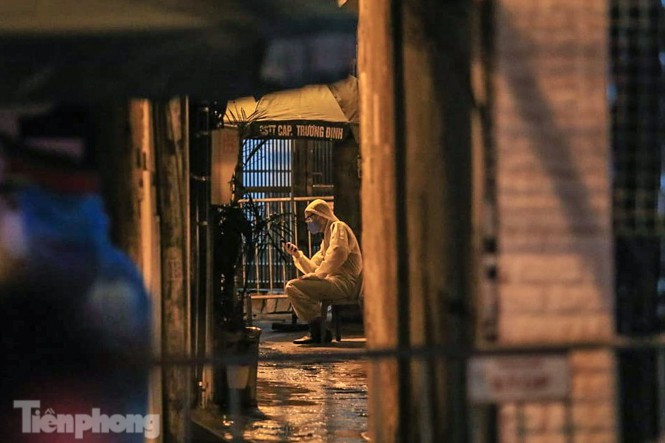 Cụ thể, Phó Giám đốc CDC Hà Nội Khổng Minh Tuấn cho biết, trường hợp này là F1 của bệnh nhân 962 vừa được công bố chiều 16/8.