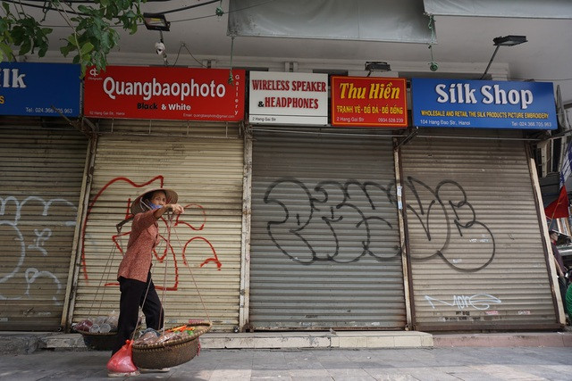 Mặt bằng thuê cao trong khi đó cửa hàng lại ế ẩm khách nên không nhiều người mặn mà