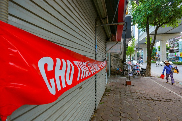 Nhiều cửa hàng trên đường Cầu Giấy (Hà Nội) đóng cửa, treo biển cho thuê.