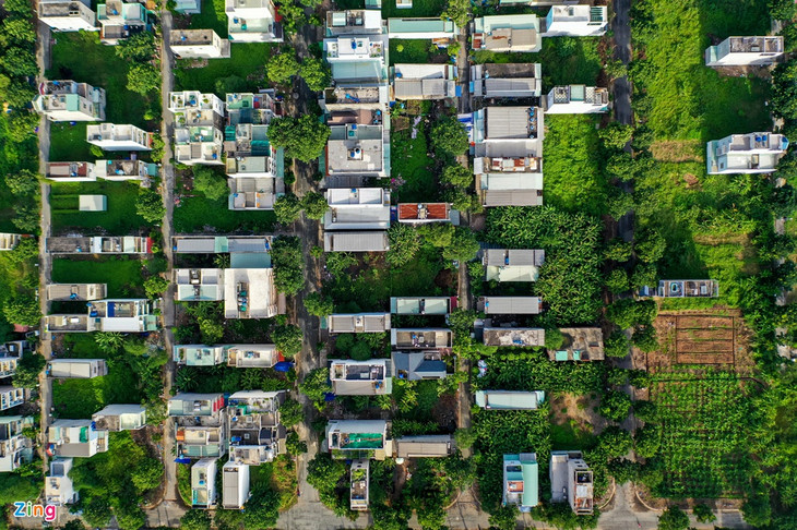 &quot;Năm 2018 tôi mua miếng đất rộng 200 m2 của Công ty Huỳnh Thông với giá hơn 2 tỷ đồng. Lúc mua, nền đất tại dự án trên hợp đồng chuyển nhượng ghi là đất ở. Sau này tôi mới biết là đất vẫn còn là đất nông nghiệp nên vợ chồng tôi có lên trụ sở Công ty Huỳnh Thông để hỏi, nhưng lãnh đạo công ty này né tránh, không gặp&quot;, một người dân tại đây bức xúc nói.