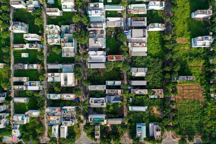 "Năm 2018 tôi mua miếng đất rộng 200 m2 của Công ty Huỳnh Thông với giá hơn 2 tỷ đồng. Lúc mua, nền đất tại dự án trên hợp đồng chuyển nhượng ghi là đất ở. Sau này tôi mới biết là đất vẫn còn là đất nông nghiệp nên vợ chồng tôi có lên trụ sở Công ty Huỳnh Thông để hỏi, nhưng lãnh đạo công ty này né tránh, không gặp", một người dân tại đây bức xúc nói.