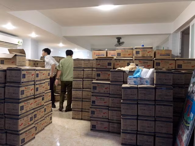 Lực lượng QLTT "ập" vào nhiều điểm sản xuất, kinh doanh khẩu trang và găng tay