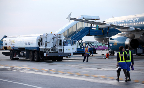 Chi phí xăng dầu bình quân chiếm khoảng 30 - 38% tổng chi phí hoạt động hàng không. Ảnh minh hoạ