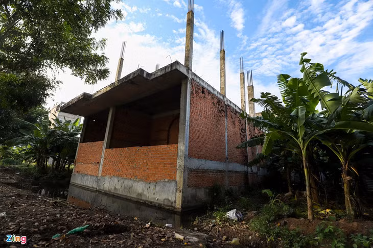 Nằm cách đó không xa, nhiều căn nhà xây dựng dở dang, xung quanh là cây cối um tùm, nước mưa tù đọng lâu ngày, tạo điều kiện cho ruồi muỗi sinh sôi.