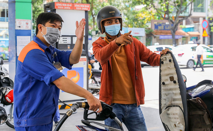 Người dân đổ xăng tại cửa hàng ở Quận 1 (TP HCM)