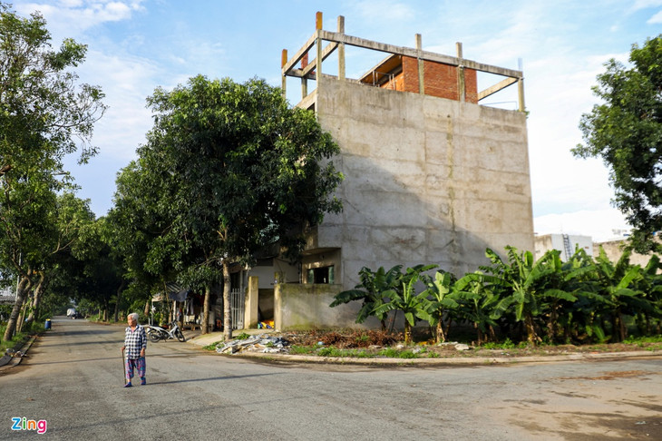 Nằm rải rác trong khu dân cư Amazing City, hàng chục căn nhà đã hoàn thiện phần thô phải dừng xây dựng do lực lượng chức năng phát hiện.