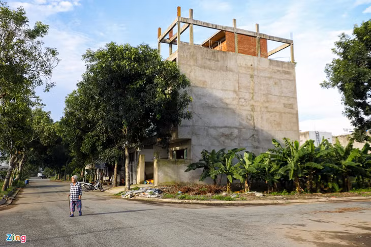 Nằm rải rác trong khu dân cư Amazing City, hàng chục căn nhà đã hoàn thiện phần thô phải dừng xây dựng do lực lượng chức năng phát hiện.