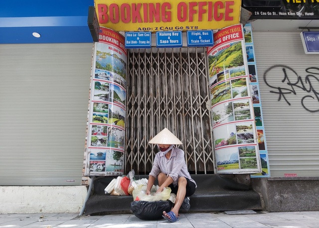 Dịch bệnh tái diễn đã khiến làn sóng trả mặt bằng diễn ra ồ ạt, trên nhiều tuyến phố trung tâm Hà Nội các cửa hàng kinh doanh đóng cửa hàng loạt.