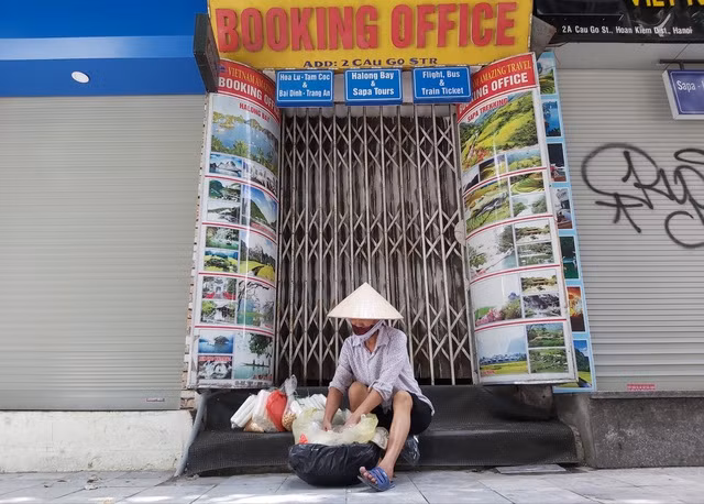 Dịch bệnh tái diễn đã khiến làn sóng trả mặt bằng diễn ra ồ ạt, trên nhiều tuyến phố trung tâm Hà Nội các cửa hàng kinh doanh đóng cửa hàng loạt.
