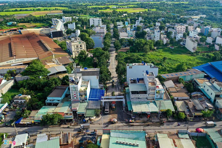 Dự án Khu dân cư Trung tâm thương mại Amazing City tại xã Tân Nhựt, huyện Bình Chánh (TP.HCM) rộng khoảng 12,3 ha do Công ty TNHH thương mại dịch vụ Huỳnh Thông làm chủ đầu tư. Theo quy hoạch được duyệt, dự án có 662 căn nhà liên kế vườn, quy mô dân số dự kiến 2.600 người.