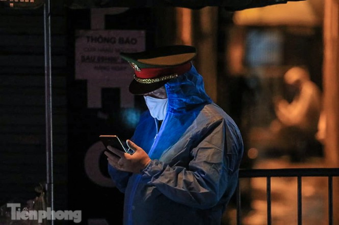 Ngay sau khi có thông báo, lực lượng chức năng đã có mặt, phong tỏa khu vực liên quan đến nơi ở của ca nghi nhiễm COVID-19 này trên đường Trương Định.