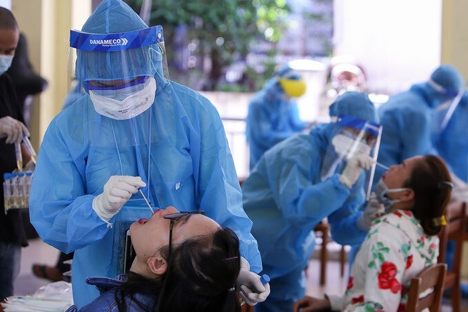 Khách du lịch TP.HCM kẹt lại Đà Nẵng được lấy mẫu xét nghiệm Covid-19