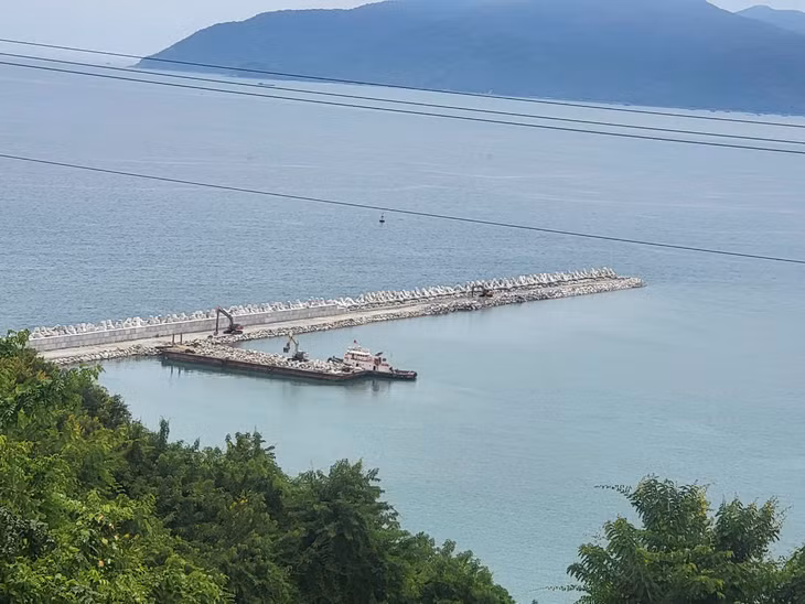 Đê chắn sóng cảng Liên Chiểu đang được thi công. Ảnh: Hà Minh