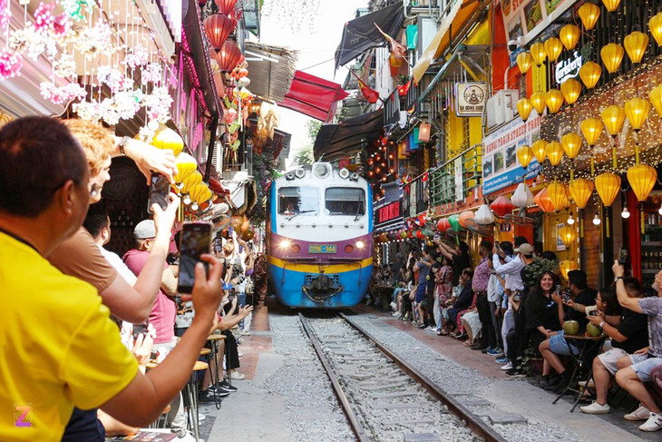Phố đường tàu ở Hà Nội, nơi có tàu Thống Nhất đi qua, trở thành điểm đến hút du khách quốc tế