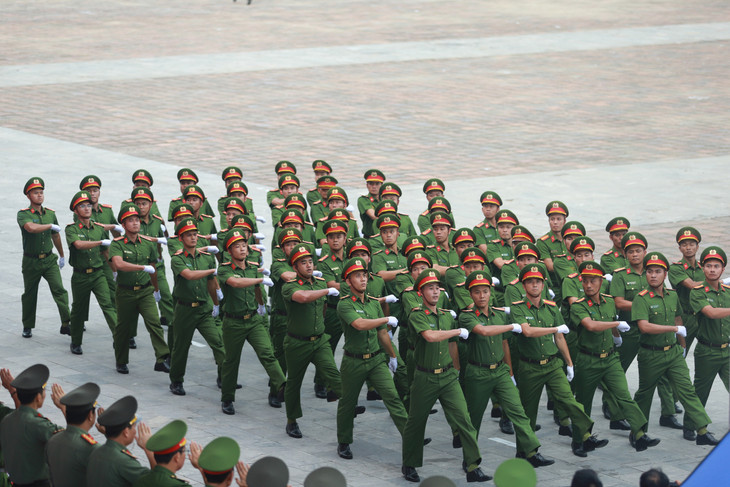 Công an diễu binh trước Ngọ Môn