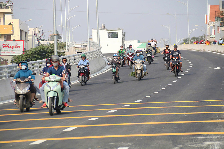 Xe chạy qua cầu Bà Hom sáng 28 tháng Chạp Xe chạy qua cầu Bà Hom sáng 28 tháng Chạp