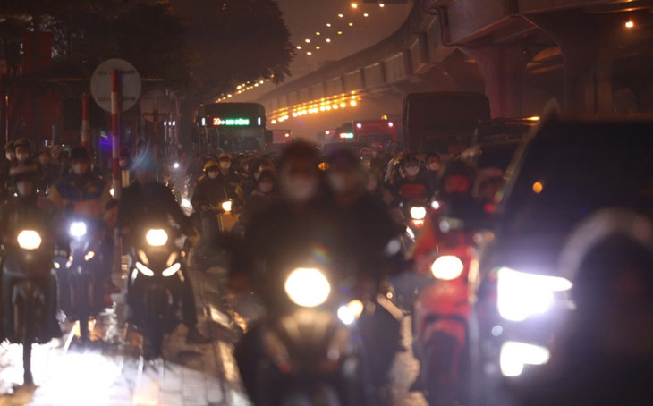 Đường Khuất Duy Tiến tắc cứng chiều tối 20/1