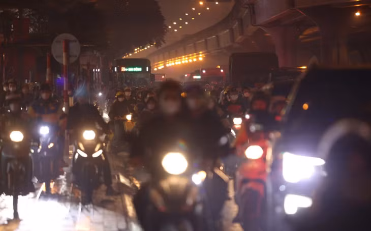 Đường Khuất Duy Tiến tắc cứng chiều tối 20/1