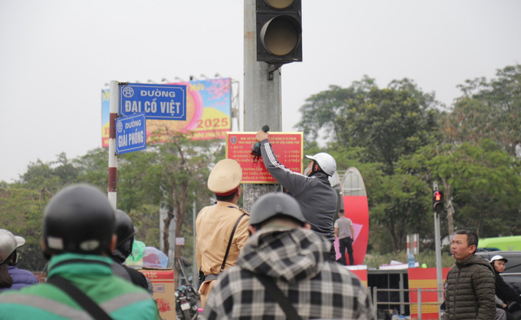 Biển thông báo xử phạt được lắp tại nút giao Giải Phóng - Lê Duẩn