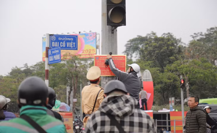 Biển thông báo xử phạt được lắp tại nút giao Giải Phóng - Lê Duẩn