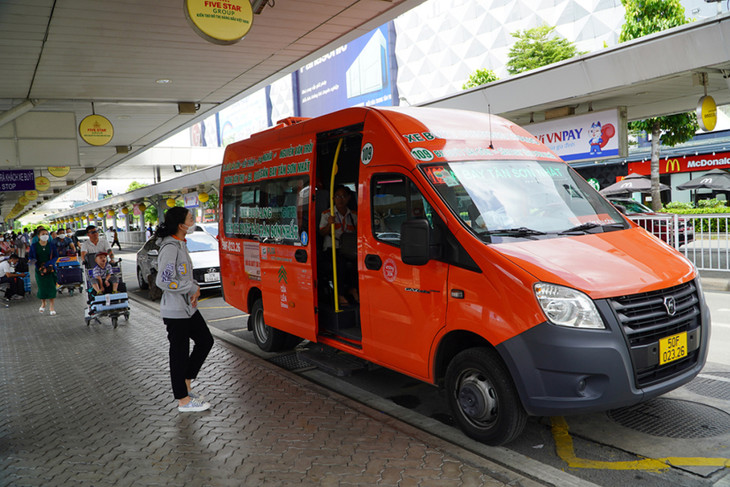 Buýt 109 chờ đón khách ở sân bay