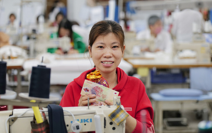 Tiền lương năm 2024 và thưởng Tết Ất Tỵ tăng lần lượt 4% và 13% so với cùng kỳ. Ảnh minh họa Tiền lương năm 2024 và thưởng Tết Ất Tỵ tăng lần lượt 4% và 13% so với cùng kỳ. Ảnh minh họa