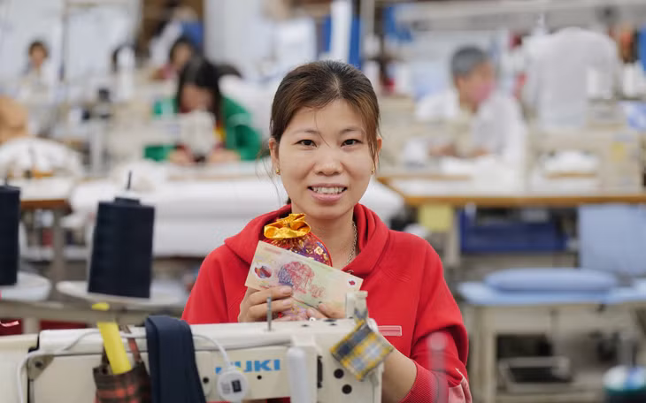 Tiền lương năm 2024 và thưởng Tết Ất Tỵ tăng lần lượt 4% và 13% so với cùng kỳ. Ảnh minh họa