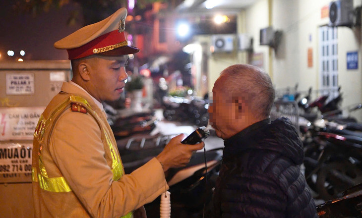 Đội CSGT đường bộ số 1 - Phòng CSGT Công an TP Hà Nội kiểm tra vi phạm về nồng độ cồn Đội CSGT đường bộ số 1 - Phòng CSGT Công an TP Hà Nội kiểm tra vi phạm về nồng độ cồn