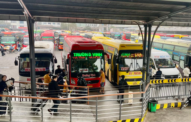 Hành khách tại bến xe Nước Ngầm