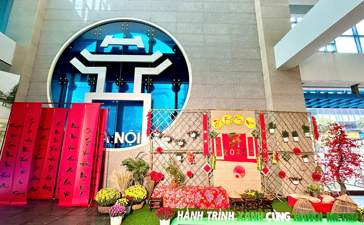 Không gian trang trí chào mừng Tết Nguyên Đán Ất Tỵ 2025 ở ga tàu điện Cát Linh Không gian trang trí chào mừng Tết Nguyên Đán Ất Tỵ 2025 ở ga tàu điện Cát Linh