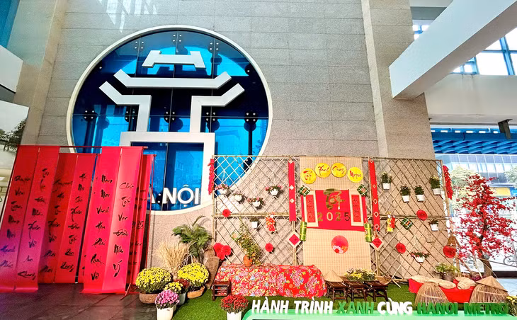 Không gian trang trí chào mừng Tết Nguyên Đán Ất Tỵ 2025 ở ga tàu điện Cát Linh