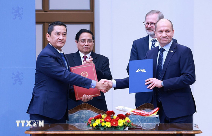 Thủ tướng Phạm Minh Chính và Thủ tướng Séc Petr Fiala chứng kiến ký Thỏa thuận hợp tác đào tạo phi công giữa hãng hàng không VietjetAir và F Air - trung tâm đào tạo bay hàng đầu tại Cộng hòa Séc.