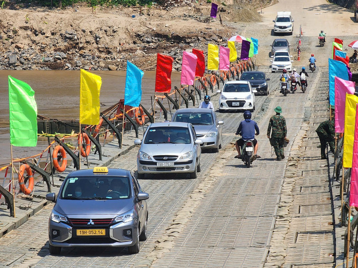 Các phương tiện di chuyển qua cầu phao Phong Châu. Các phương tiện di chuyển qua cầu phao Phong Châu.