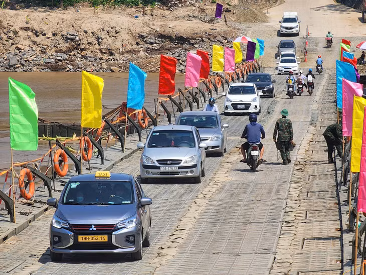 Các phương tiện di chuyển qua cầu phao Phong Châu.