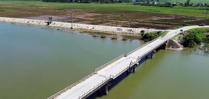 Người dân ở 2 xã Quảng Kim và Quảng Hợp muốn đi xã Quảng Phú hoặc về Quốc lộ 1A hay xuống trung tâm huyện Quảng Trạch đều phải đi qua cầu sông Thai. Người dân ở 2 xã Quảng Kim và Quảng Hợp muốn đi xã Quảng Phú hoặc về Quốc lộ 1A hay xuống trung tâm huyện Quảng Trạch đều phải đi qua cầu sông Thai.