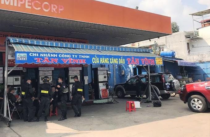 Cảnh sát khám xét một cây xăng trong chuyên án xăng giả tại TP.HCM
