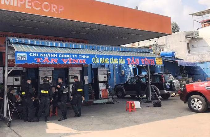 Cảnh sát khám xét một cây xăng trong chuyên án xăng giả tại TP.HCM