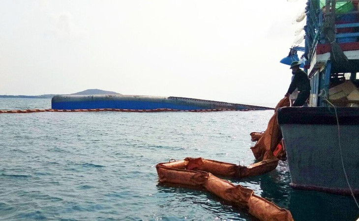 Các tàu tiếp cận hiện trường hút dầu tàu bị chìm ở bãi sau Mũi Né