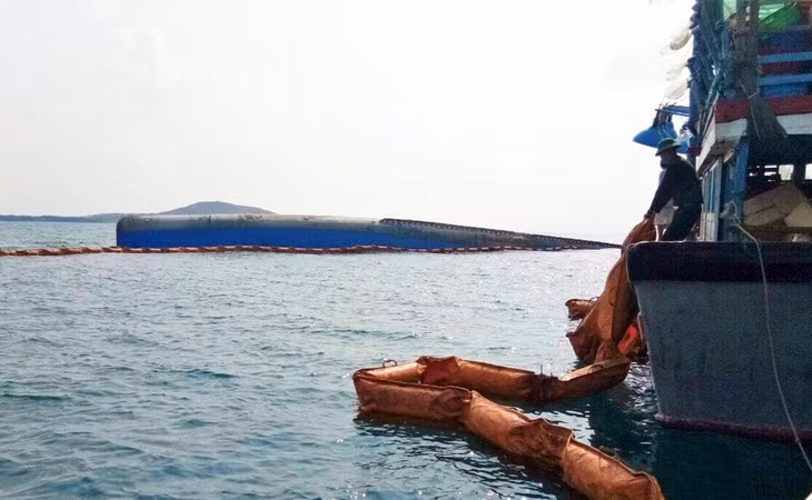 Các tàu tiếp cận hiện trường hút dầu tàu bị chìm ở bãi sau Mũi Né