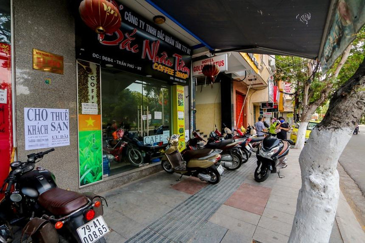 Một số chủ khách sạn ở Nha Trang dán tờ rơi cho thuê khách sạn