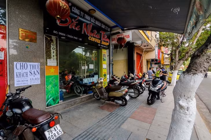 Một số chủ khách sạn ở Nha Trang dán tờ rơi cho thuê khách sạn