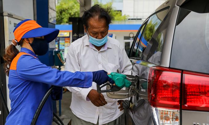 Xăng vượt 19.000 đồng/lít, giá dầu giảm