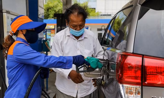 Xăng vượt 19.000 đồng/lít, giá dầu giảm