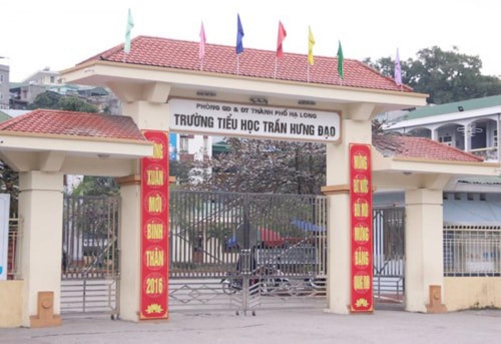 Trường Tiểu học Trần Hưng Đạo (TP. Hạ Long, Quảng Ninh) tạm thời cho học sinh nghỉ học vì có học sinh đi cùng chuyến bay với trường hợp mắc Covid-19