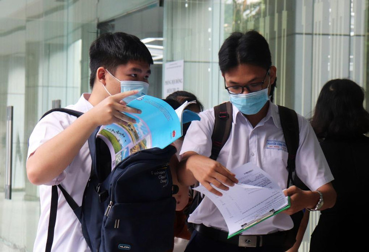 Thí sinh ôn bài trước giờ thi tại điểm thi Đại học Công nghiệp TP.HCM, quận Gò Vấp