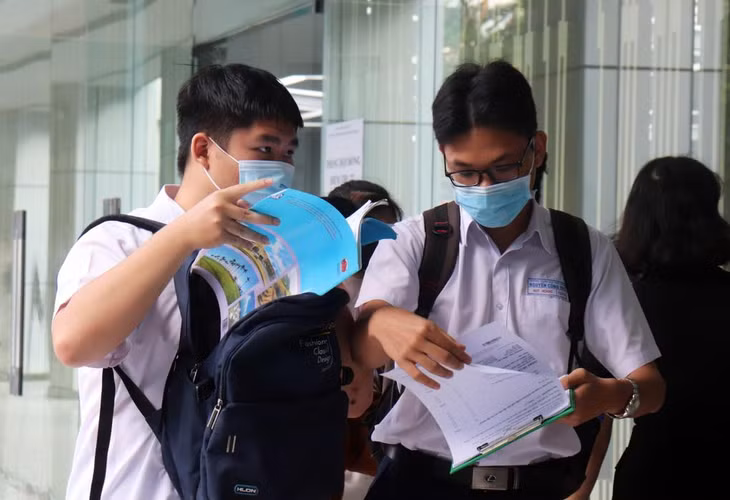 Thí sinh ôn bài trước giờ thi tại điểm thi Đại học Công nghiệp TP.HCM, quận Gò Vấp